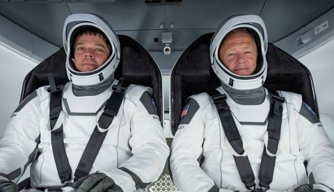 Fotografía cedida por SpaceX por vía de la NASA donde aparecen los astronautas Robert Behnken (i) y Douglas Hurley (d) durante su participación en la prueba integrada de hardware crítico de vuelo celebrada el 30 de marzo en una instalación de procesamiento de SpaceX en la Estación de la Fuerza Aérea de Cabo Cañaveral en Florida (EE.UU.). . EFE/SpaceX/