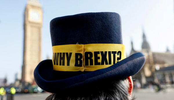 "¿Por qué el Brexit?", se exhibió durante una manifestación contra el Brexit en Parliament Square, Londres, el 4 de marzo de 2026. Brook Mitchell/AFP