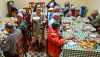 Personas mayores comen en un comedor administrado por la Iglesia Católica en el barrio de Guanabacoa, en La Habana, en febrero de 2026. Adalberto Roque/AFP vía Getty Images