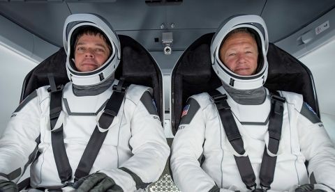 Fotografía cedida por SpaceX que muestra a los astronautas Bob Behnken (i) y Doug Hurley (d). EFE/SpaceX
