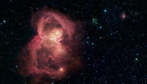 Fotografía sin fecha cedida por la Administración Nacional de la Aeronáutica y del Espacio (NASA) donde se aprecia la Nebulosa Mariposa, oficialmente conocida como W40, que cuenta con dos "alas" compuestas por emanaciones calientes procedentes de estrellas presentes en la región.  EFE/NASA/JPL-Caltech