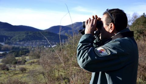 Imagen de archivo. Un agente medioambiental vigila los montes de la sierra de Guadarrama desde la localidad segoviana de San Rafael. EFE