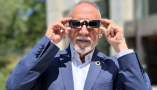 Juan Cruz Cigudosa, Secretario de Estado de Ciencia, Innovación y Universidades, con las gafas homologadas para observar el eclipse. The Conversation, CC BY