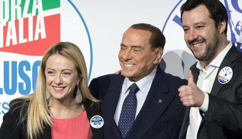 Giorgia Meloni, líder de Hermanos de Italia; Silvio Berlusconi, líder de Forza Italia; y Matteo Salvini, líder de la Liga, en un mitin de la coalición de centro-derecha. Alessia Pierdomenico/Shutterstock