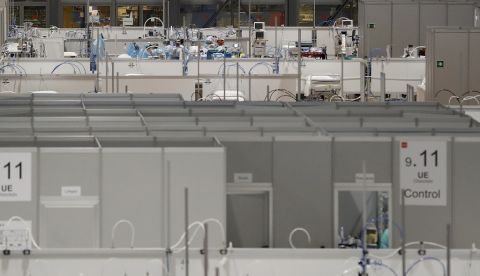 El personal médico trata ayer a alguno de los pacientes que todavía permanecen ingresados en el pabellón 9 del hospital provisional de Ifema ya prácticamente vacío en Madrid. EFE/ Ballesteros