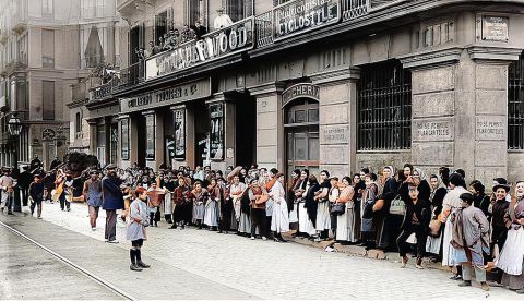 Cola ante una carbonería de la calle Balmes durante los días de la huelga de la Canadiense que dejó la ciudad sin luz Fondo Brangulí / ANC / Foto coloreada por El Obrero.