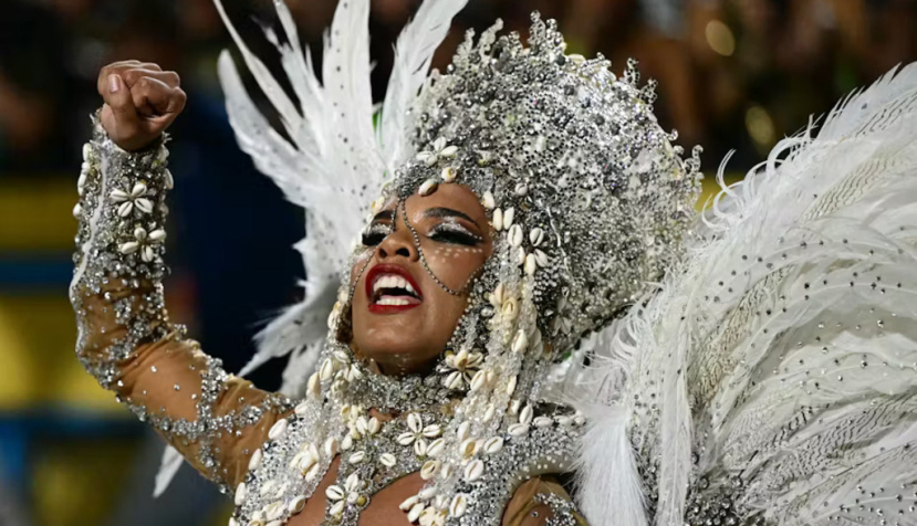 La victoire d’une école au défilé politique au carnaval 2024 a orienté la dynamique de création de l’ensemble des concurrents pour 2025. Ici, une danseuse de l’école « Imperatriz Leopoldinense », au sambodrome, le 3 mars 2025. PabloPorciuncula/AFP