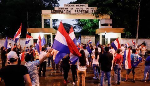 Simpatizantes de Efraín Alegre fueron registrados este miércoles al protestar por la detención del presidente del Partido Liberal paraguayo, en Asunción (Paraguay).