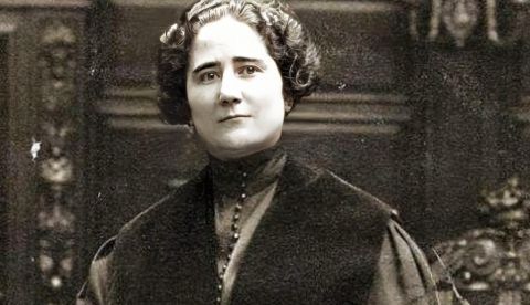 Clara Campoamor Rodríguez (1881​-1972) abogada, política madrileña y defensora de los derechos de la mujer española. Una de las principales impulsoras de la II República Española y del sufragio femenino en España. Forzada al exilio, nunca volvió.