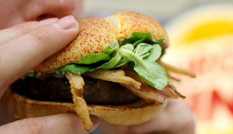 Los investigadores analizaron el impacto de diez factores de la dieta, incluido el consumo de frutas, verduras, frutos secos, carnes procesadas y otros alimentos, y calcularon los costos anuales de las enfermedades cardiometabólicas relacionados con los hábitos de alimentación deficientes. EFE/Andy Rain