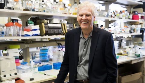 El médico e investigador estadounidense Michael W. Young, uno de los tres ganadores del premio Nobel de Medicina 2017 posa en su laboratorio tras ofrecer rueda de prensa en la universidad Rockefeller de Nueva York (Estados Unidos) hoy, 2 de octubre de 2017. EFE