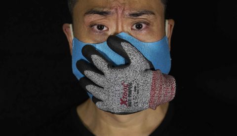 El artista Edmond Kok, de Hong Kong, con una mascarilla que representa la pérdida de voz/ Vincent Yu AP Photo