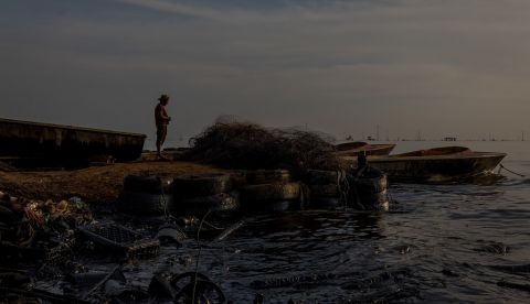 Un habitante pesca en aguas contaminadas de petróleo en Cabimas, estado Zulia (Venezuela). EFE/Miguel Gutierrez/Archivo