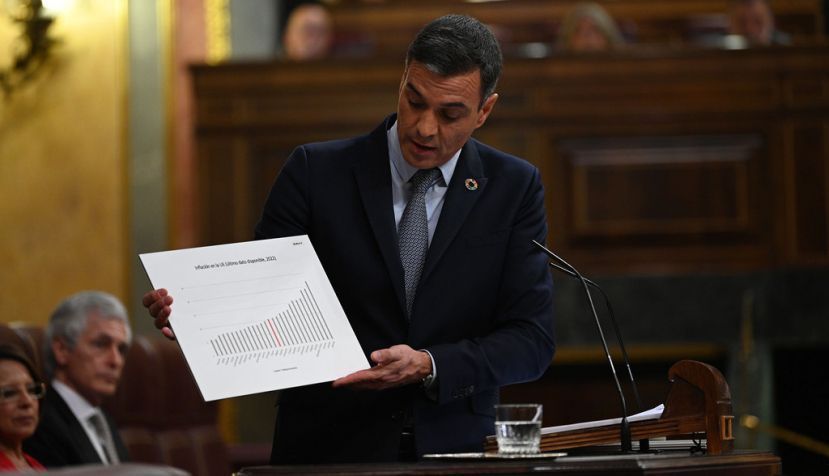 El presidente del Gobierno, Pedro Sánchez, muestra un gráfico durante el Debate sobre el Estado de la Nación.  / La Moncloa.