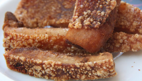 El torrezno es un una tira gruesa de panceta de cerdo que se fríe en aceite a altas temperaturas. Tamorlan / Wikimedia Commons