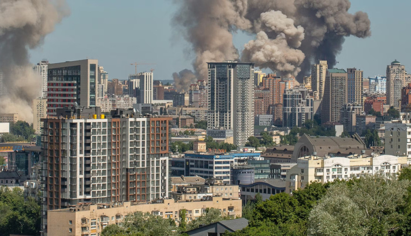 El humo se eleva sobre el centro de Kiev tras un ataque con misiles rusos en julio de 2024. Sergiy Palamarchuk / Shutterstock