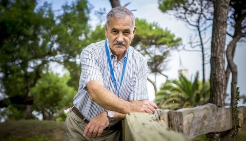 El coordinador de Paleobiología del centro de la evolución humana de Atapuerca, José María Bermúdez de Castro, posa tras intervenir hoy ante los cien mejores bachilleres de España congregados en el aula Ortega y Gasset que todos los años organiza la UIMP. EFE