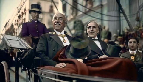 El Presidente de la II República Española, Niceto Alcalá-Zamora y el presidente de las Cortes, Julián Besteiro, salen del Congreso tras la ceremonia oficial de nombramiento como Jefe del Estado. Foto Luis Ramón Marín / FPI. Enhanced/Colorized