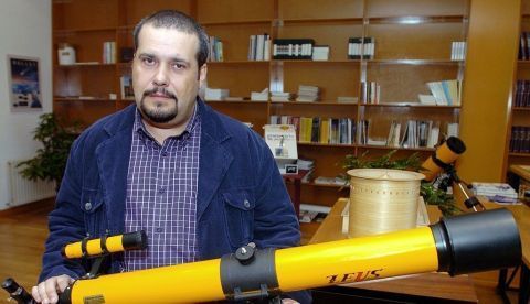 El astrofísico y director del planetario de Pamplona, Javier Armentia. EFE/Archivo