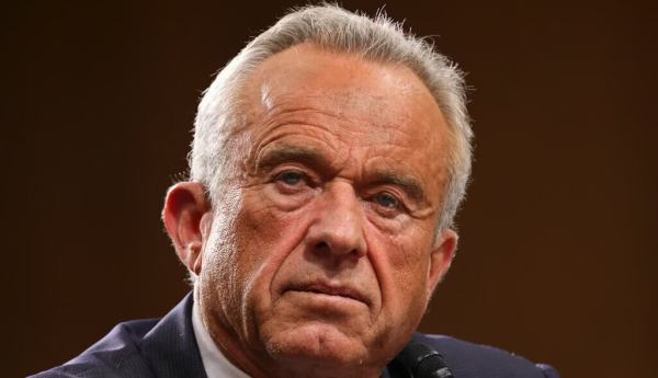 El 29 de enero de 2025, Robert F. Kennedy Jr. comparece ante el Comité de Finanzas del Senado en relación con su nominación para el cargo de Secretario de Salud. Joshua Sukoff/Shutterstock