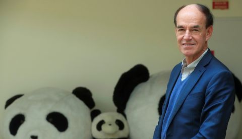 El director general de WWF, Marco Lambertini, durante la entrevista con EFE este miércoles en Madrid. Lambertini ha afirmado que trasladará esta tarde a la ministra para la Transición Ecológica en funciones, Teresa Ribera, sus propuestas para que la Cumbre del Clima de Madrid (COP25) sea un trampolín en la toma de decisiones mundiales a favor de una transición ecológica ambiciosa. EFE/Fernando Alvarado