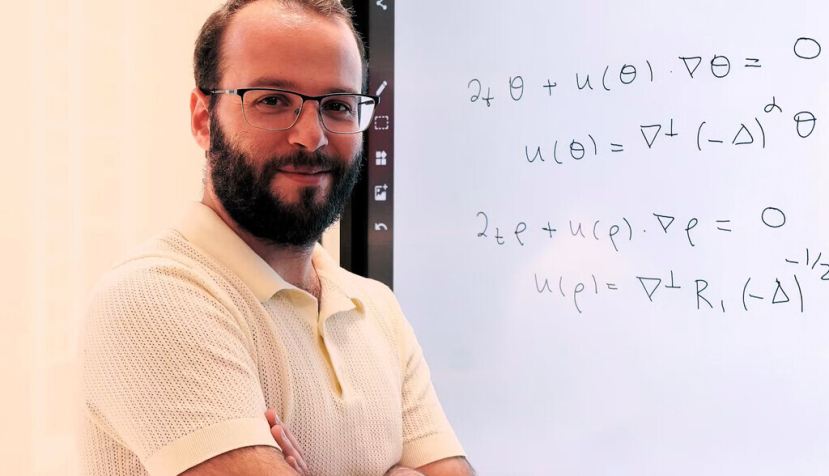 El profesor Luis Martínez Zoroa y las ecuaciones de Navier-Stokes en la pizarra. CUNEF, CC BY