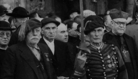 Francisco Echeverría, veterano de la tercera guerra carlista, durante un desfile del bando sublevado. / WIkipedia