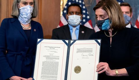 La presidenta de la Cámara de Representantes de EE.UU., Nancy Pelosi, fue registrada este miércoles al mostrar su firma en el artículo que abre otro juicio político ("Impeachment") al presidente estadounidense, Donald Trump, por incitar a la "insurrección", en Washington DC (EE.UU.). 