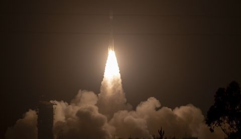 Fotografía cedida este sábado por la NASA en la que se registró el despegue del cohete Delta II, que transporta al satélite ICESat-2, desde la Base de la Fuerza Aérea Vandenberg de California (EE.UU.). EFE/NASA