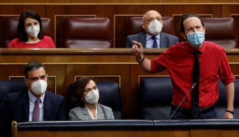 El vicepresidente segundo del Gobierno, Pablo Iglesias, interviene en la sesión de control bajo la mirada de Pedro Sánchez y Carmen Calvo.