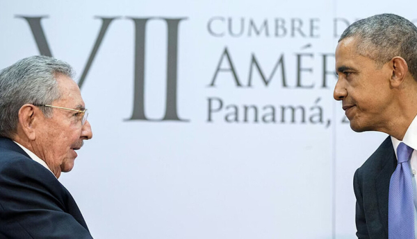  Dos hombres se estrechan la mano Raúl Castro y Barack Obama se estrechan la mano durante la Cumbre de las Américas celebrada en Ciudad de Panamá en 2015. Pete Souza/White House, CC BY