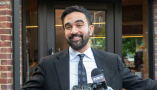 Zohran Mamdani comparece ante los medios durante la campaña a la alcaldía de Nueva York. Ron Adar/Shutterstock
