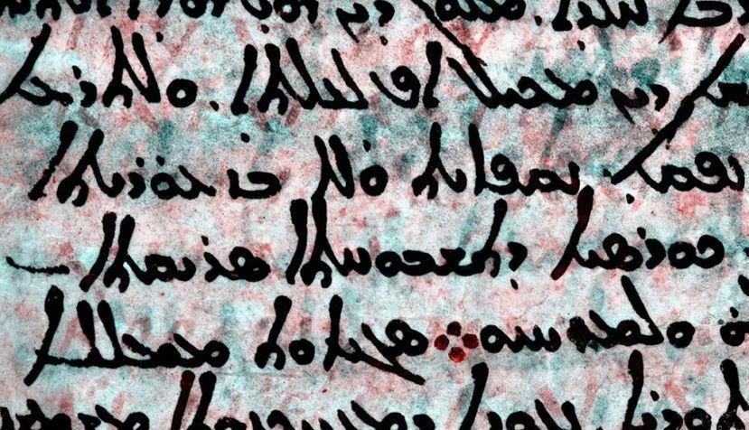  Detalle del f. 53v (imagen multiespectral, por la Early Manuscripts Electronic Library y el Proyecto Lázaro de la Universidad de Rochester procesada por Keith T. Knox: el subtexto griego mejorado aparece en rojo debajo del sobretexto siríaco en negro). Wikimedia Commons