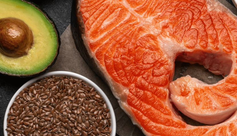 El salmón, el aguacate y los frutos secos contienen ácidos grasos poliinsaturados, cuyo consumo ayuda a prevenir la pérdida de audición. Anna Shepulova/Shutterstock