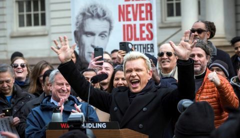 Fotografía cedida por el Ayuntamiento de Nueva York donde aparece la estrella del rock Billy Idol (d) mientras celebra junto al alcalde de la ciudad, Bill de Blasio (i-atrás), durante la presentación de una campaña medioambiental este jueves, en Nueva York (EE.UU.). EFE/ Michael Appleton/ Ayuntamiento de Nueva York