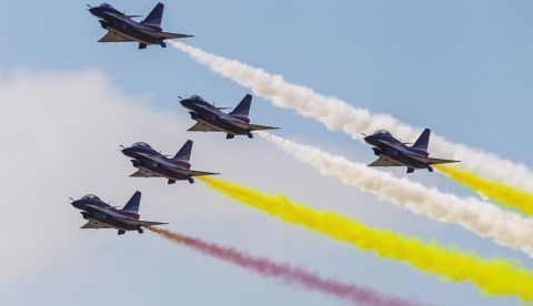 Aviones de combate J-10 vuelan en formación en  una exhibición aérea militar. EFE/Archivo