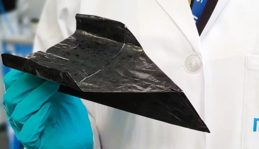 El primer avión hecho con el material reciclado de nanotubos de carbono. El material conserva sus propiedades mecánicas clave, como su flexibilidad. IMDEA materiales, Author provided
