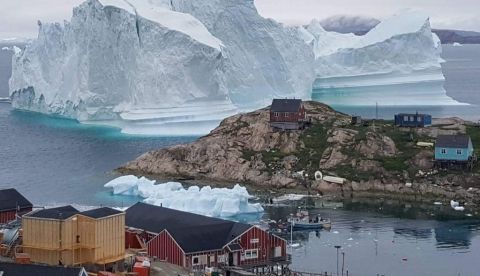 Vista general de un iceberg situado al lado de la aldea de Innaarsuit, en el municipio de Avannaata, Groenlandia. EFE/ Karl Petersen