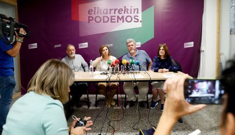 SAN SEBASTIÁN (GIPUZKOA), 20/08/2019.- Los diputados de Unidas Podemos en el Congreso, Juantxo López de Uralde (2d), Pilar Garrido (2i), Roberto Uriarte (i), y Miren Gorrotxategi, comparecen este martes en San Sebastián para explicar la posición de su formación ante la próxima celebración de la cumbre del G7 en Biarritz (Francia), y su participación en la "contracumbre" organizada en Irun (Gipuzkoa) por la plataforma G7 Ez. EFE/Juan Herrero.