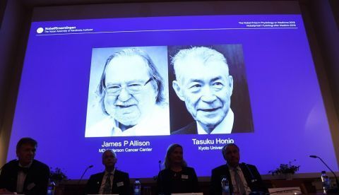 Los retratos de los dos ganadores del Nobel de Medicina, el estadounidense James P. Allison (izq) y el japonés Tasuku Honjo (dcha), son expuestos en una rueda de prensa en el Instituto Karolinska de Estocolmo, Suecia, este 1 de octubre . EFE