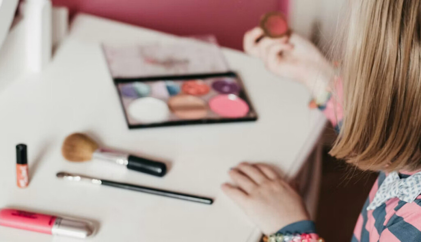 Cremas, perfumes, maquillaje y ‘skincare’ pueden esconder un daño para niñas y adolescentes