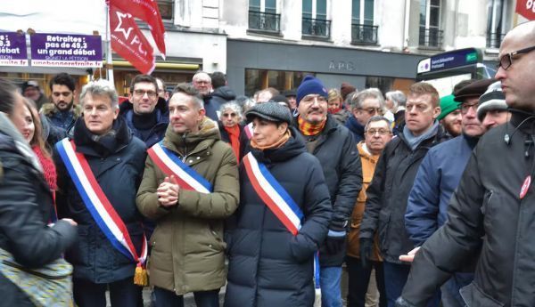 Les partis politiques qui forment l’opposition de gauche à Emmanuel Macron ont défilé derrière les organisations syndicales. Ici Fabrice Roussel (à gauche) dans le cortège parisien, le 19 janvier. Jeanne Menjoulet/Flickr, CC BY-NC-SA