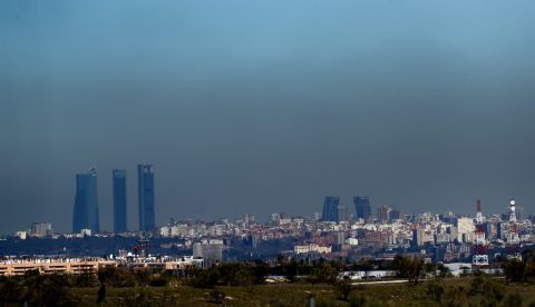 ista de Madrid con el parque empresarial de las Cuatro Torres (i), en el Paseo de la Castellana de Madrid, y las Torres Kio (d), cubiertas por la 'boina' de contaminación. EFE/Archivo/Juan Carlos Hidalgo