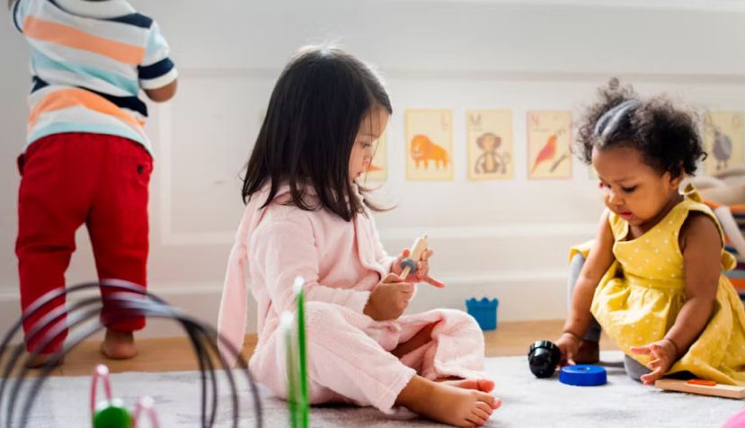  Las investigaciones sugieren que la asistencia a guarderías puede proteger a los niños pequeños de posteriores dificultades cognitivas y emocionales. Rawpixel.com/Shutterstock