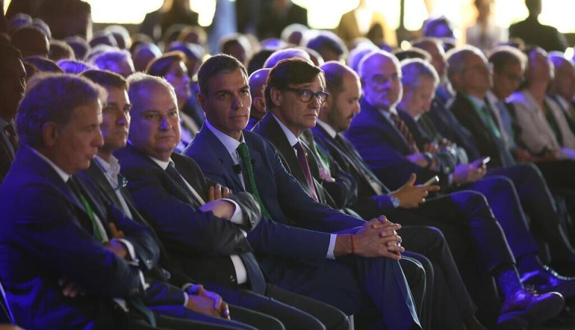 El presidente del Gobierno, Pedro Sánchez, junto al ministro de Industria y Turismo, Jordi Hereu, y el presidente de la Generalitat de Catalunya, Salvador Illa, en la clausura de la 41ª Reunión del Cercle d'Economia 2026. | Pool Moncloa / Fernando Calvo