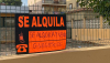  Cartel de "se alquila" en una verja Tetyana_Pidkaluyk/Shutterstock