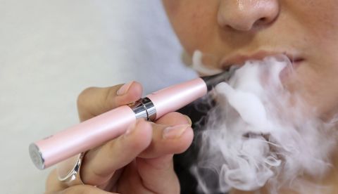 Una mujer fuma un cigarrillo electrónico. EFE/Archivo