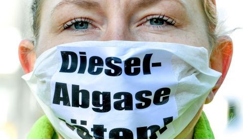 Una mujer protesta contra los gases emitidos por el diésel en Alemania. EFE/EPA/SASCHA STEINBACH/Archivo 	   