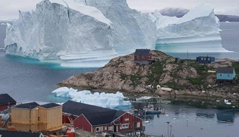 Vista general de un iceberg situado al lado de la aldea de Innaarsuit, en el municipio de Avannaata, Groenlandia. EFE/ Karl Petersen/Archivo
