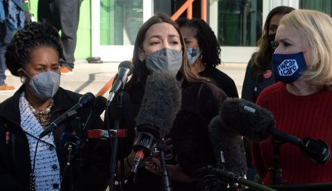 La congresista demócrata Alexandria Ocasio-Cortez habla con la prensa durante una jornada de solidaridad con los damnificados de una tormenta invernal en Texas, hoy, en Houston (EE.UU.). 